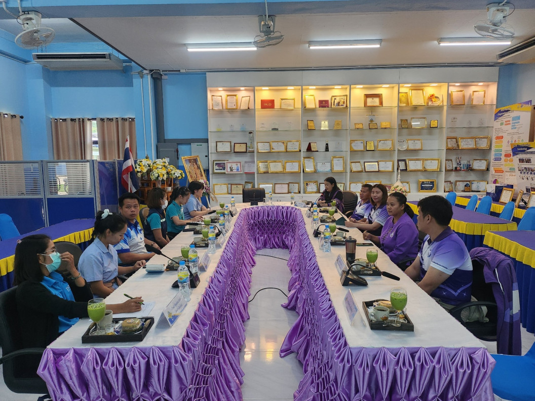 การติดตามการดำเนินงานด้านการจัดการน้ำและการสุขาภิบาลอาหาร โรงเรียนตามโครงการพัฒนาเด็กและเยาวชนในถิ่นทุรกันดาร (กพด.) จังหวัดเชียงใหม่ จากผู้อำนวยการศูนย์อนามัยที่ 1 เชียงใหม่ บุคลากรกลุ่มพัฒนาอนามัยสิ่งแวดล้อม สำนักสุขาภิบาลอาหารและน้ำ กรมอนามัย
