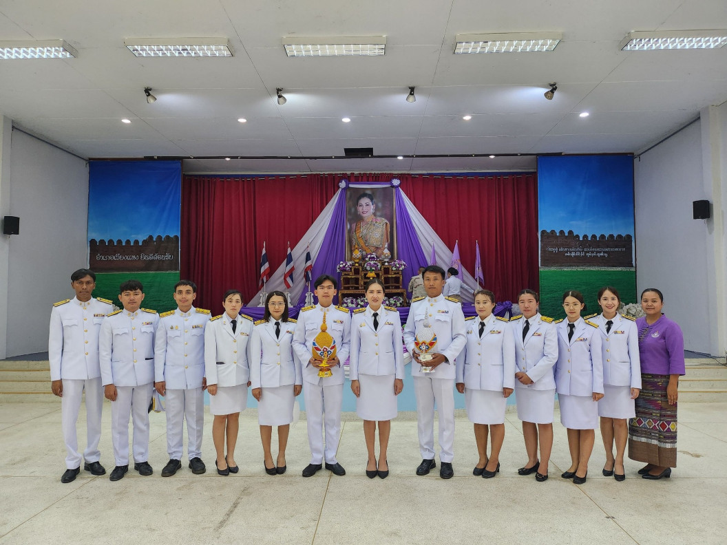ร่วมพิธีทำบุญตักบาตรพระสงฆ์เพื่อถวายพระราชกุศล พิธีถวายเครื่องราชสักการะ และวางพานพุ่มพิธีถวายพระพรชัยมงคล