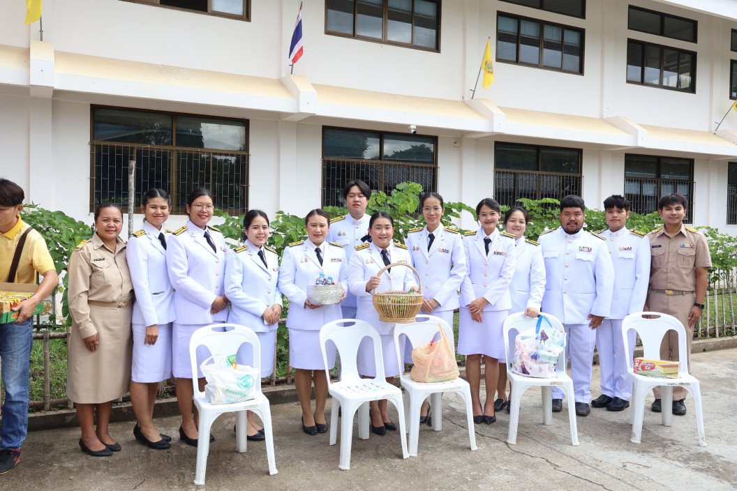 ร่วมพิธีทำบุญตักบาตรพระสงฆ์เพื่อถวายพระราชกุศล เนื่องในโอกาสพระราชพิธีมหามงคลเฉลิมพระชนมพรรษา 6 รอบ