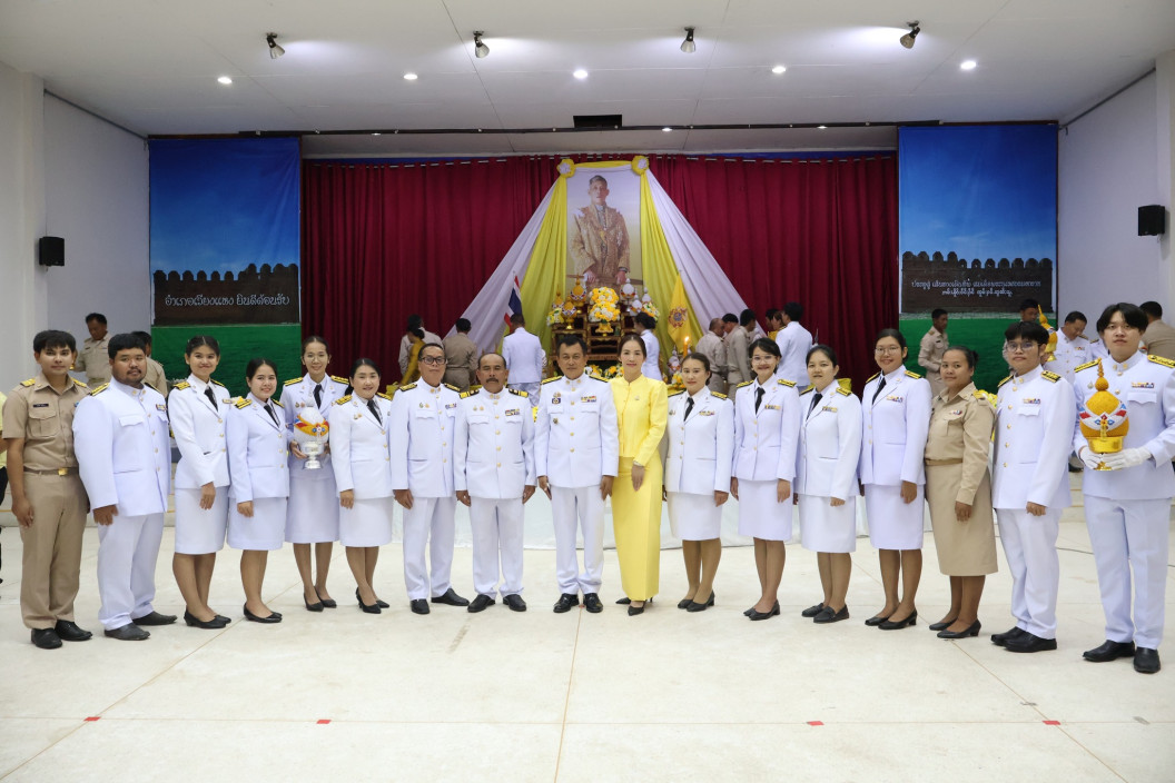 ร่วมพิธีถวายเครื่องราชสักการะ และวางพานพุ่มพิธีถวายพระพรชัยมงคล พิธีจุดเทียนชัยถวายพระพรชัยมงคล และพิธีลงนามถวายพระพรชัยมงคล